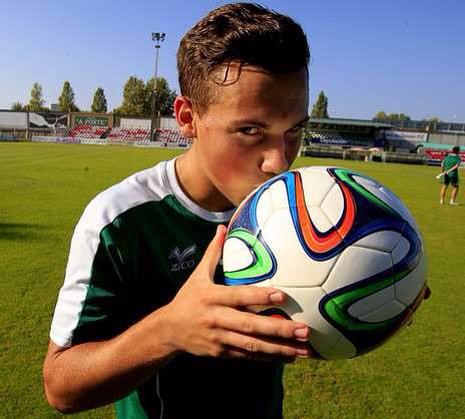 Fisk kisses the ball that he struck to help Coruxo qualify for the Copa Federación.